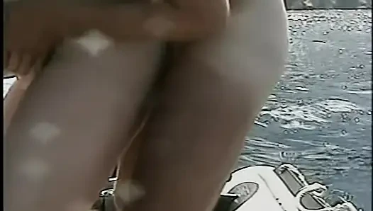 Azgın kızıl saçlı bebek vahşi plajda amcığını parmaklıyor