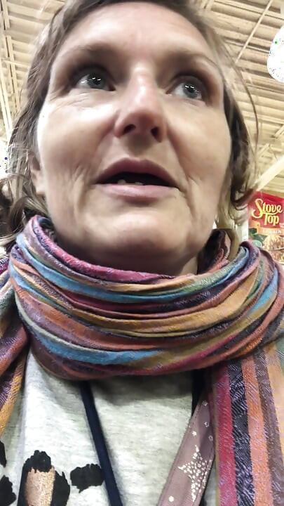 Khoe vú của tôi trong siêu thị để cho bạn thấy nó lạnh như thế nào!