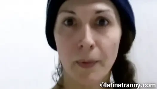 Nikki Montero transgender porno yıldızı bayanlar tuvaletine işiyor ve aptal oluyor