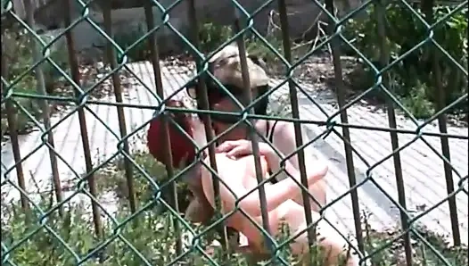 Шлюховатая волосатая милфа Inglese ищет большие члены, чтобы ее трахнули в парке