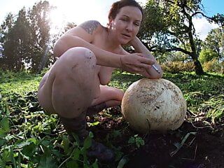 万圣节辣妈裸体在一个巨大的南瓜上