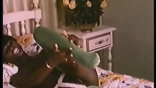 Retro zenci yıldızı kadın kılıklı roscoe muhteşem çıplak vücudunu gösteriyor