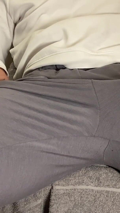 「パンツで巨大ハンズフリー中出し」からのスリル満点の瞬間