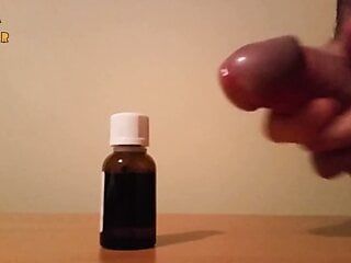 Labă amatoare solo și ejaculare cu un medicament rău, masturbând o încărcătură uriașă de spermă de la o pulă mare