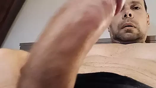 Sert bir yarakla uyanıyorum
