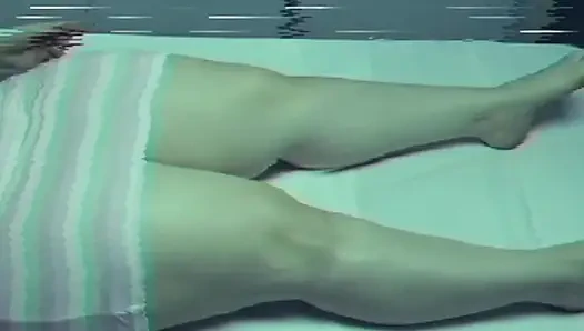 Женщина с большой попкой покупает в богатых леггинсах