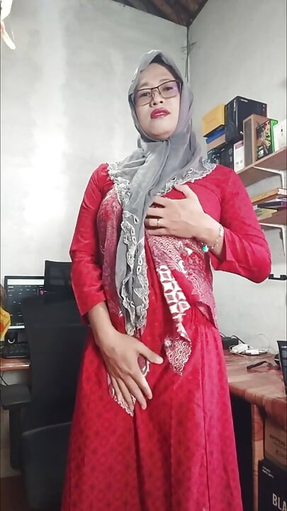 Une trans en hijab se masturbe
