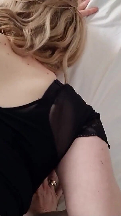Η Γερμανίδα παχουλή milf Gino σηκώνεται και μιλάει με ερασιτέχνη απατεώνα | Κλιπ 1