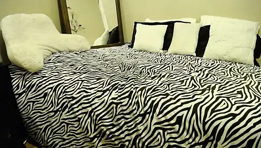 Buttplug-stiefmutter fickt sich mit großem schwanz und fickt dann ihren arsch mit einem glasdildo