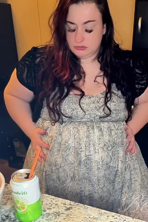 BBW röyhtäilyt ja märät pierut pastan humalahakuisuuden jälkeen Todelliset vatsareaktiotby Bella Blast