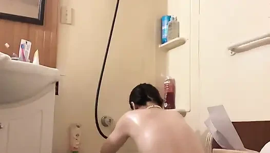 Zierlicher körper mit behaariger muschi, Natur hana in der dusche nass