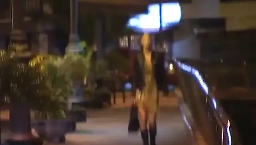 Stud takes it to the bedroom and sucks her fat pussy lips in bed