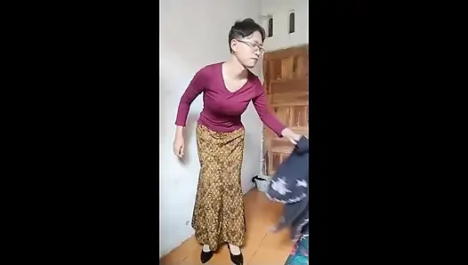 Mitha tgirl tek başına mastürbasyon yapmaya çalışıyor