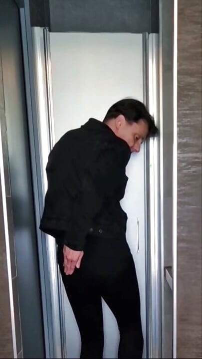 Czarne obcisłe jeansy, ręczna robota i pokaz dupska w korytarzu