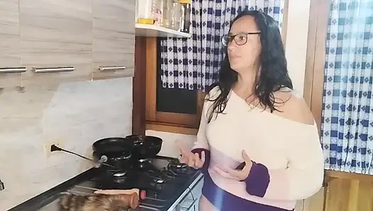 Üvey anne üvey kızının erkek arkadaşı tarafından mutfakta sikiliyor