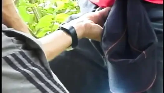 İki azgın adam çimlerde oynayan birkaç Brezilyalı ateşliye katılmaya karşı koyamıyor