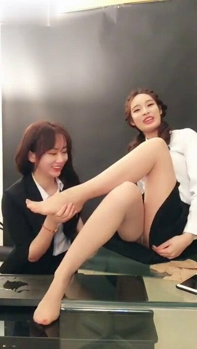 Feet W
