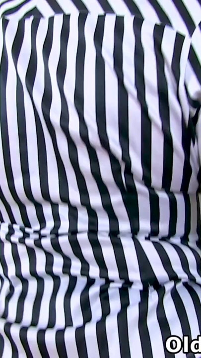 İngiltere'li ateşli nine Amy pembe amını dildoyla sikmeye başlamadan önce striptiz yapmanın tadını çıkarmana izin veriyor | Klip 2