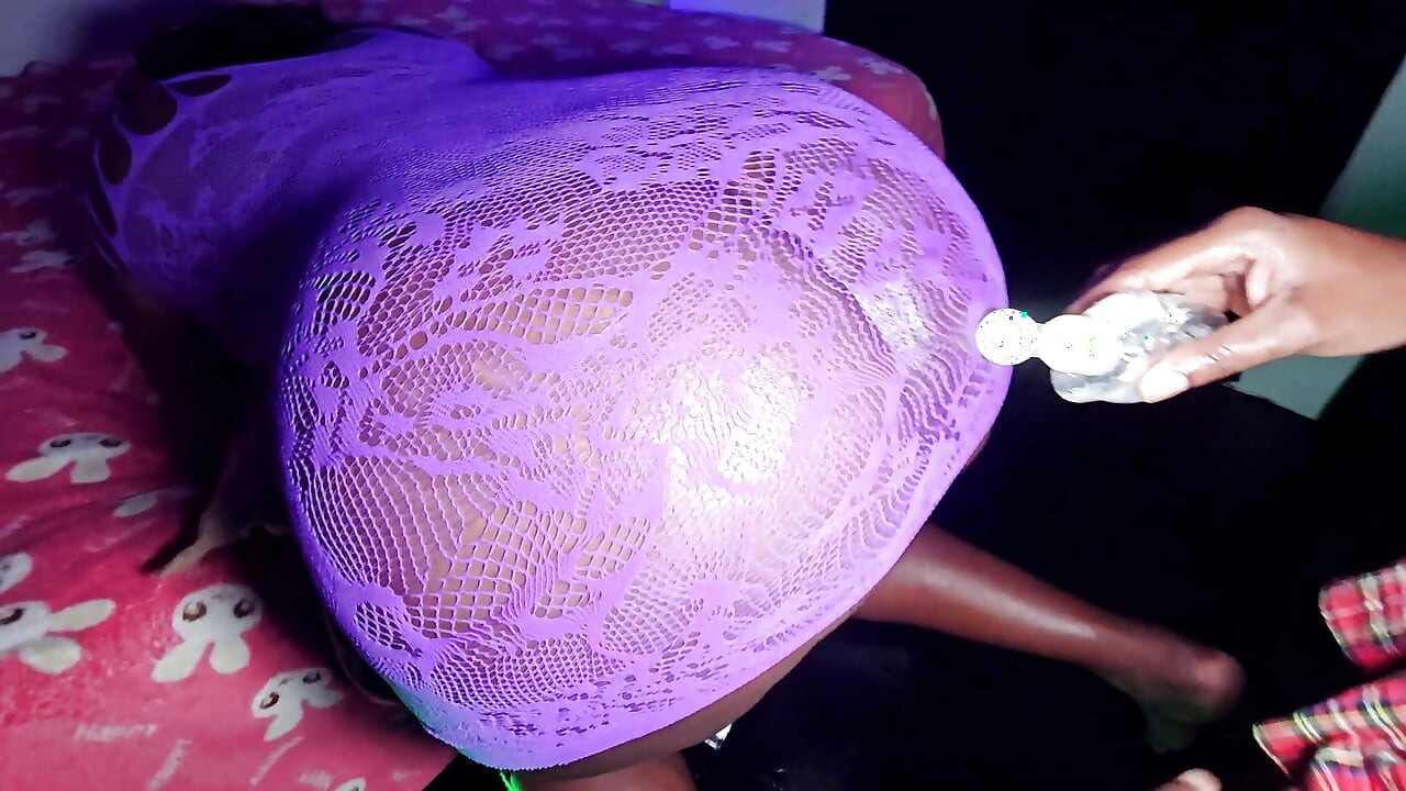 Peituda dominatrix jiggled minha bunda oleada, em seguida, cinta-me com seu grande pau