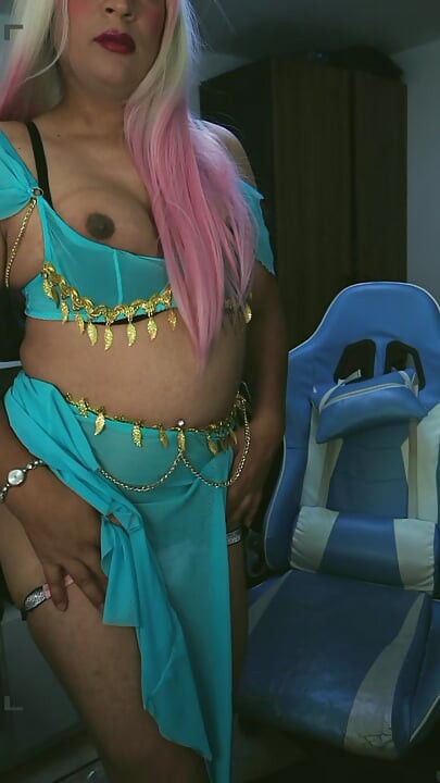 MAYAMAN NA TRANS NA MAY COSTUME AT NATURAL NA SUSO