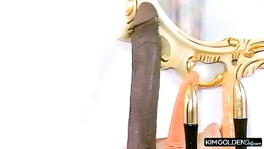 Verfuehrerische Bruenette mit Toys in Ekstase