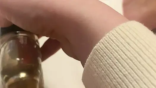 Милфа жестко кончает и громко стонет от ее игрушки