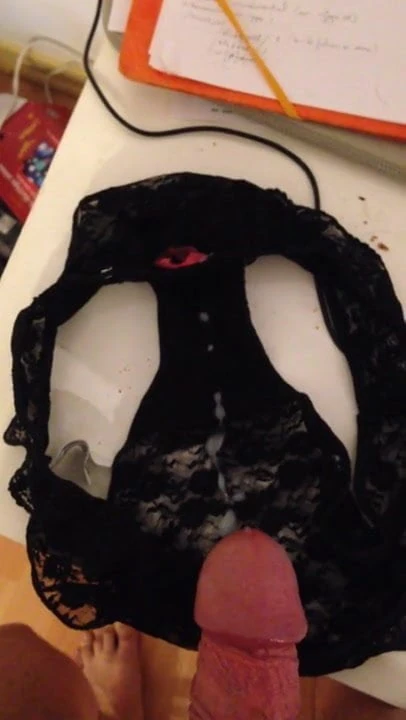 Jerking in my cousin's panties