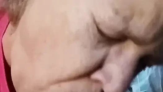 Tonton aku nyepong kontol cowok ini! Tante seksi lagi asik nyepong kontol!