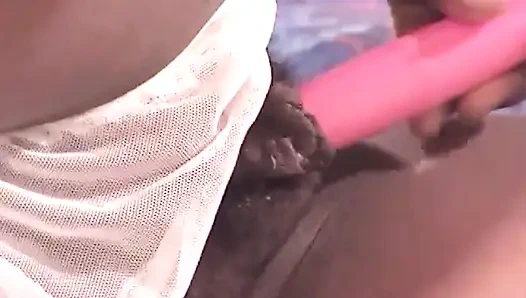 Geile ebenholz-krankenschwester bekommt warmes sperma auf ihr perfektes gesicht