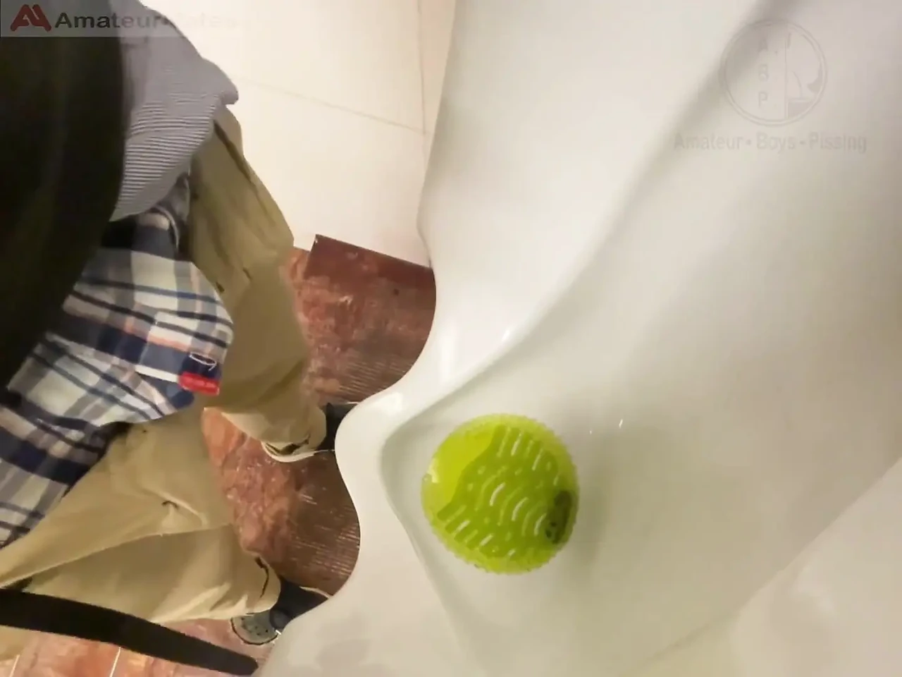 男人在公共厕所的小便池里撒尿被抓 - 然后他迅速玩弄他的鸡巴, 然后离开