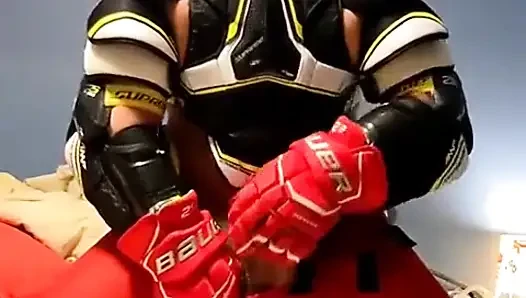 Kullanılmış hokey ekipmanlarında oynayacak birinin olmasını gerçekten istiyorum