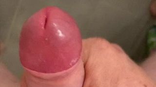 Schnelle Masturbation und Abspritzen im Badezimmer