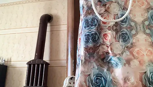 Металлическая крошка показывает свои сиськи дома