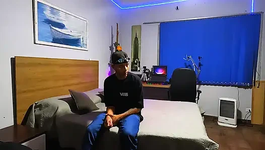 Di dapur, dia bersandar di lemari es dan meminta lebih banyak