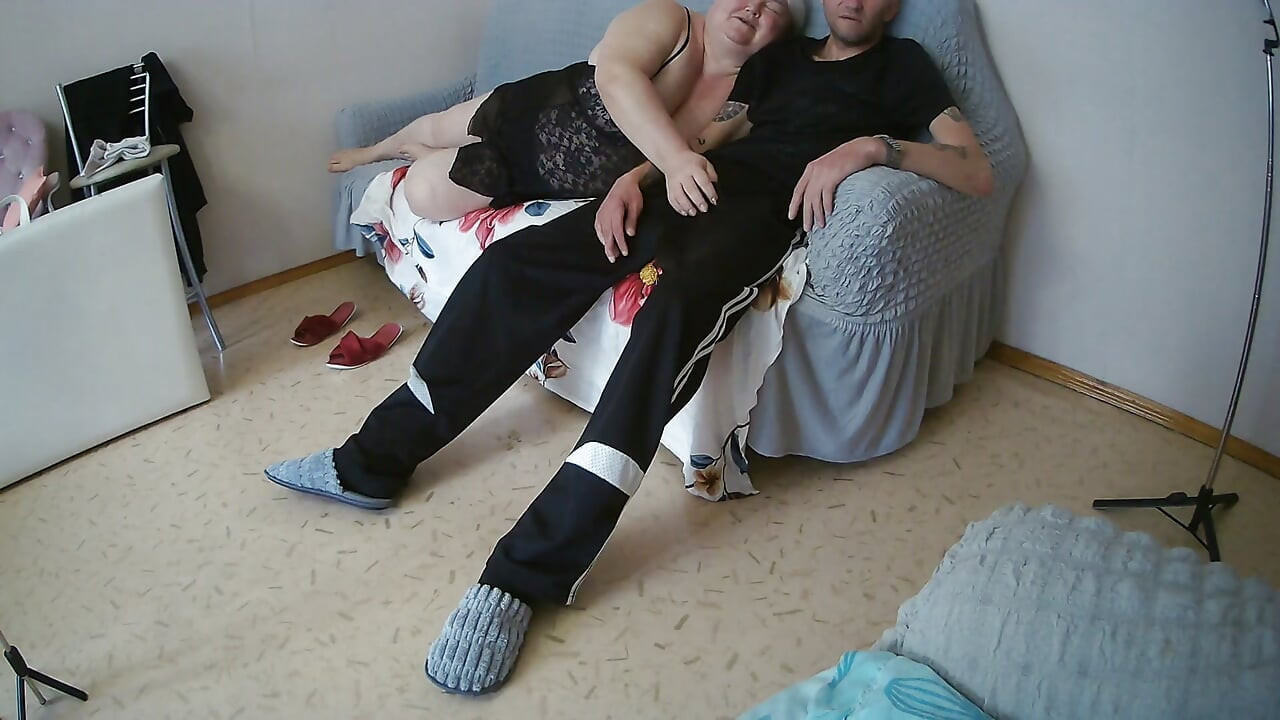 Svekrva daje dug, dubok i kvalitetan pušenje prije nego što joj svršim u usta