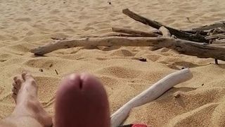 Masturbación con la mano playa con sol