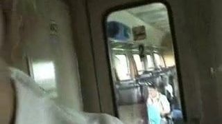 Blowjob di dalam kereta api