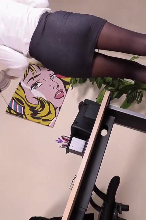 Azgın ofis sekreteri azdırmak ve baştan çıkarmak için nefis ayaklarını kullandı