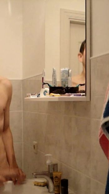 Cậu bé đồng tính nhút nhát rên rỉ và đạt cực khoái trong phòng tắm trước khi đi học