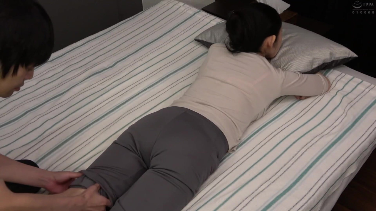 息子が母親の体をマッサージ中にズボンを下げて半ケツにしたら… - Part.1