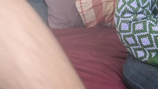 55 yaşındaki amatör orta yaşlı seksi kadın okuldan önce bakire üvey oğluna mastürbasyon yapıyor