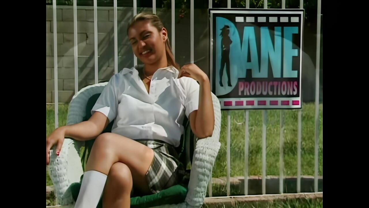 Νεαρή κοπέλα εξωτικής ομορφιάς καβαλάει έναν μεγάλο πούτσο αναζητώντας έναν έντονο οργασμό