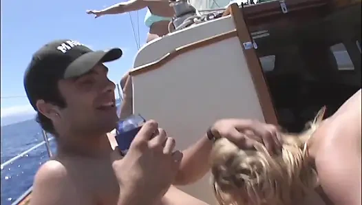 Perahunya goyang, tapi bukan karena ombak