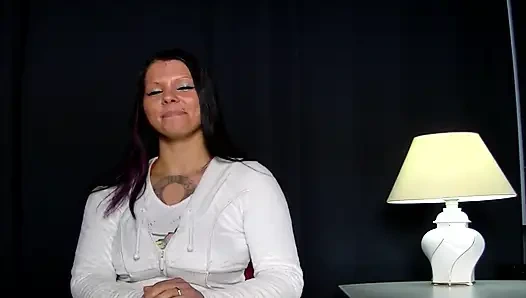 Татуированная немецкая богиня трет ее щель большими игрушками