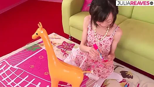 Азиатская киска мокрая с секс-игрушкой, а затем приходит жесткий трах