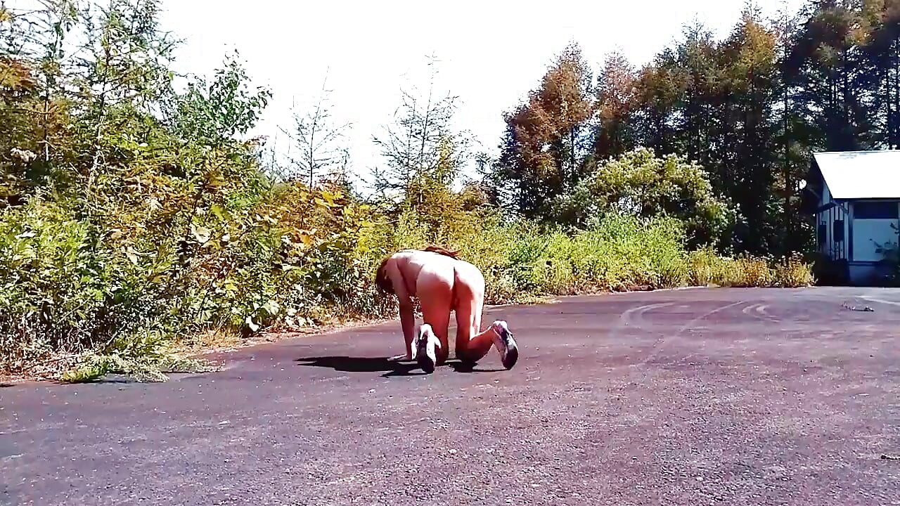 春の公園の裸パイちゃん