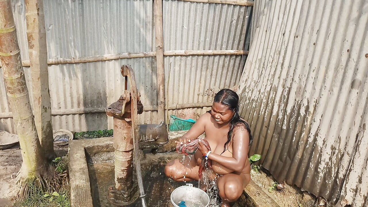 Indian desi housewife ke sath nahate samay Masti ki