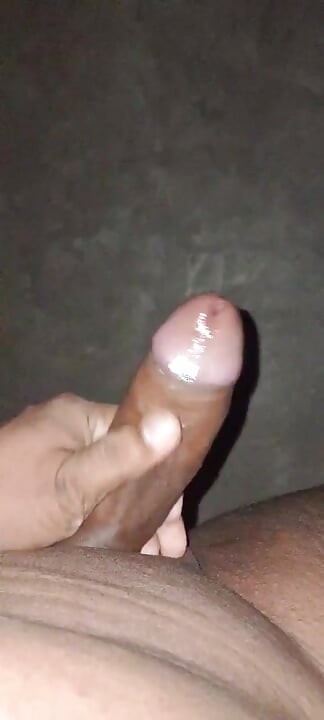 Indijski mladić leži na krevetu i drka mu kurac