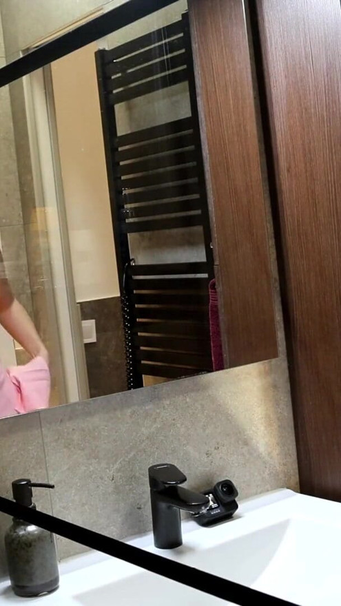Σέξι και καυλιάρα σούπερ καυτή φοιτήτρια με τη ροζ μίνι φούστα της αναβοσβήνει τα εσώρουχα και βαριέται και αγνοείται στο μπάνιο | Κλιπ 1