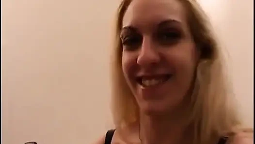 Blonde weibliche pornodirektorin filmt sexszenen vor handkamera